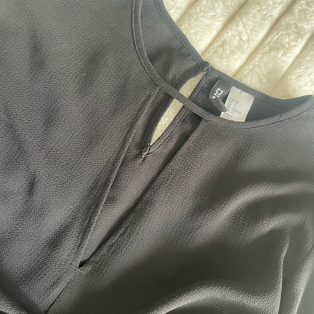 black blouse - Picture 2 of 3